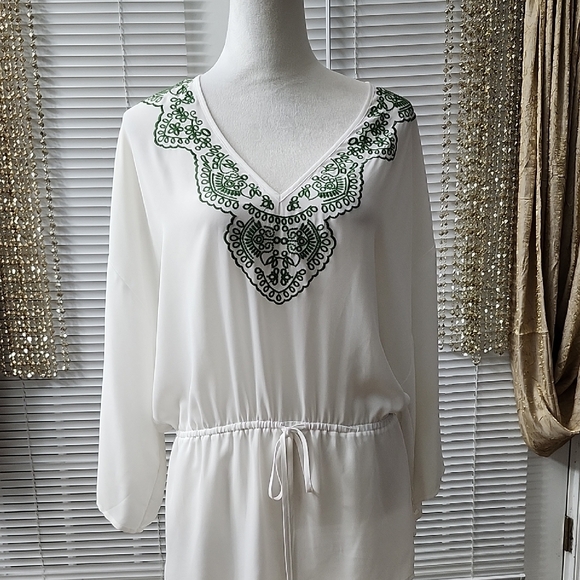 Avenue White Blouse with Green Detailing - Picture 2 of 6